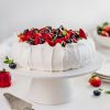 Tort Pavlova cu ciocolata alba si fructe proaspete - 900 gr / 1,5 kg
