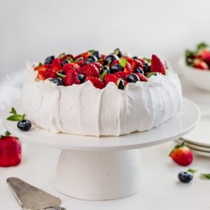 Tort Pavlova cu ciocolata alba si fructe proaspete - 900 gr / 1,5 kg