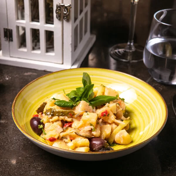 Salata orientala cu masline si castraveti murati - 450 gr / 900 gr de la Chefsuperfood Salata orientala cu masline si castraveti murati - 450 gr / 900 gr