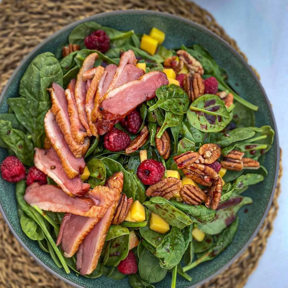 Salata cu piept de rata afumat si nuci pecan by Chefs SuperFood - 300 gr de la Chefsuperfood Salata cu piept de rata afumat si nuci pecan by Chefs SuperFood - 300 gr