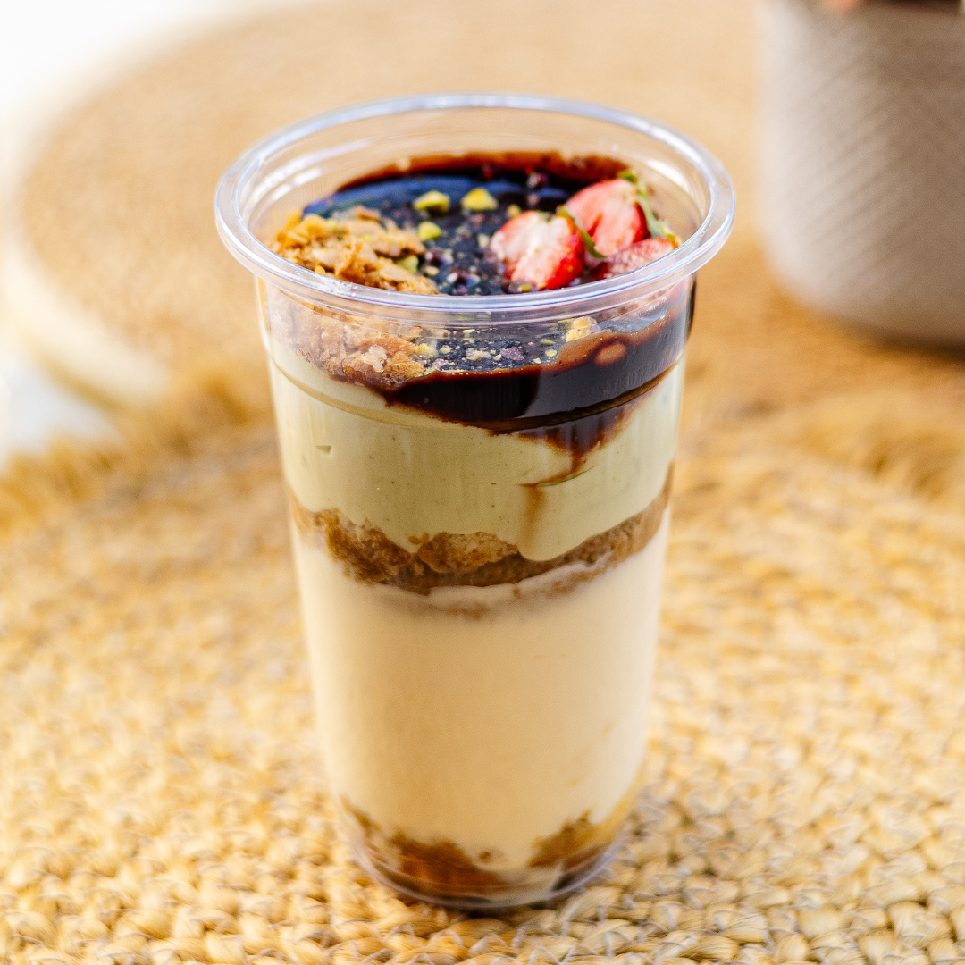 Pahar cu crema de fistic si topping de ciocolata si capsuni - 390 gr de la Chefsuperfood Amandina cu Sirop din Belsug