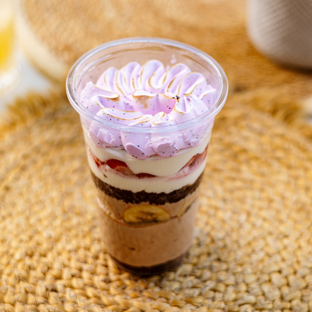 Pahar cu crema de ciocolata, iaurt si bezea roz - 390 gr de la Chefsuperfood Amandina cu Sirop din Belsug