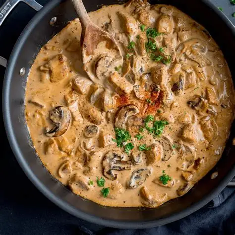 Stroganoff gatit dupa reteta traditionala- 1.2 kg de la Chefsuperfood Stroganoff