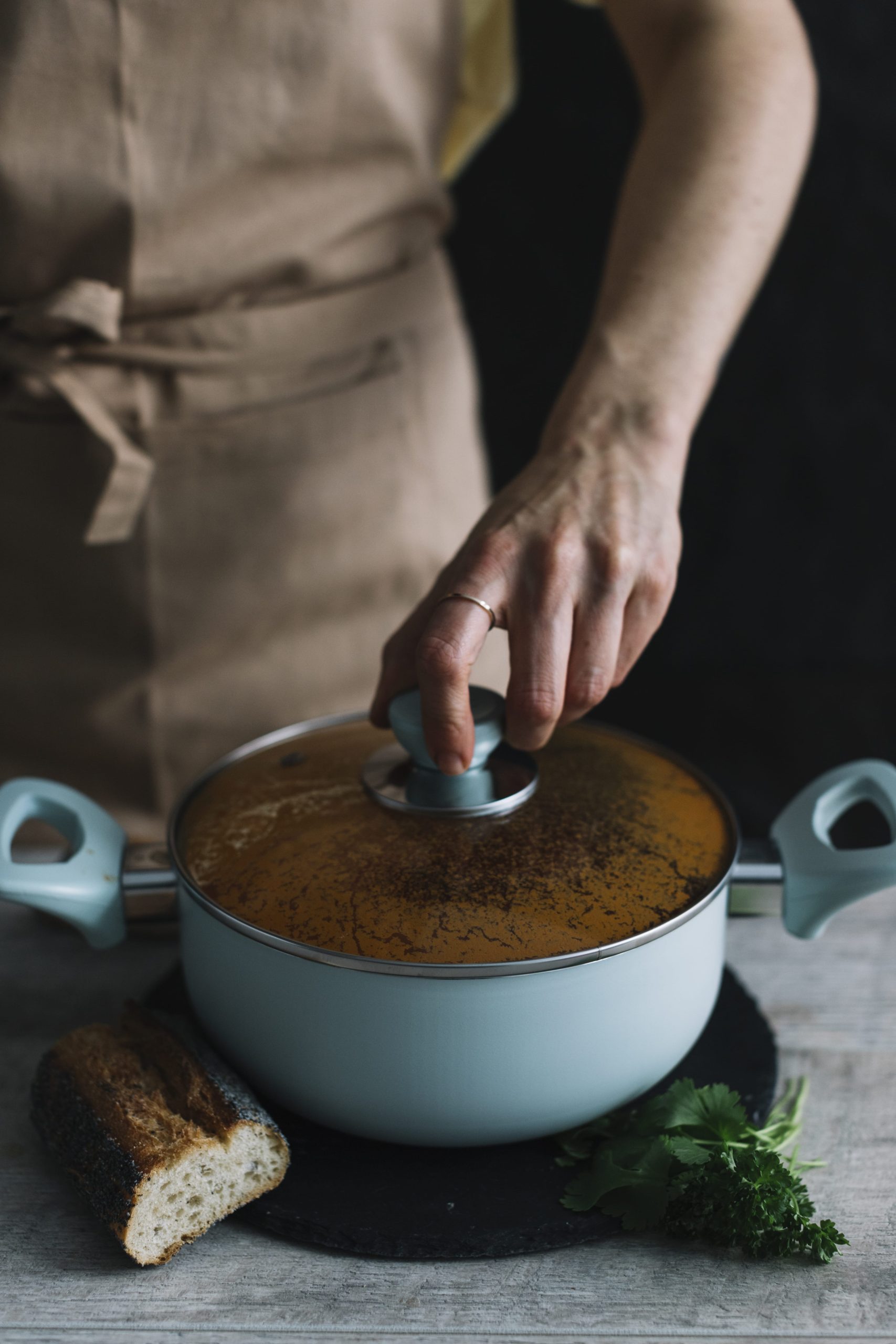 Carnati afumati artizanal si legume proaspete pentru fasole romaneasca