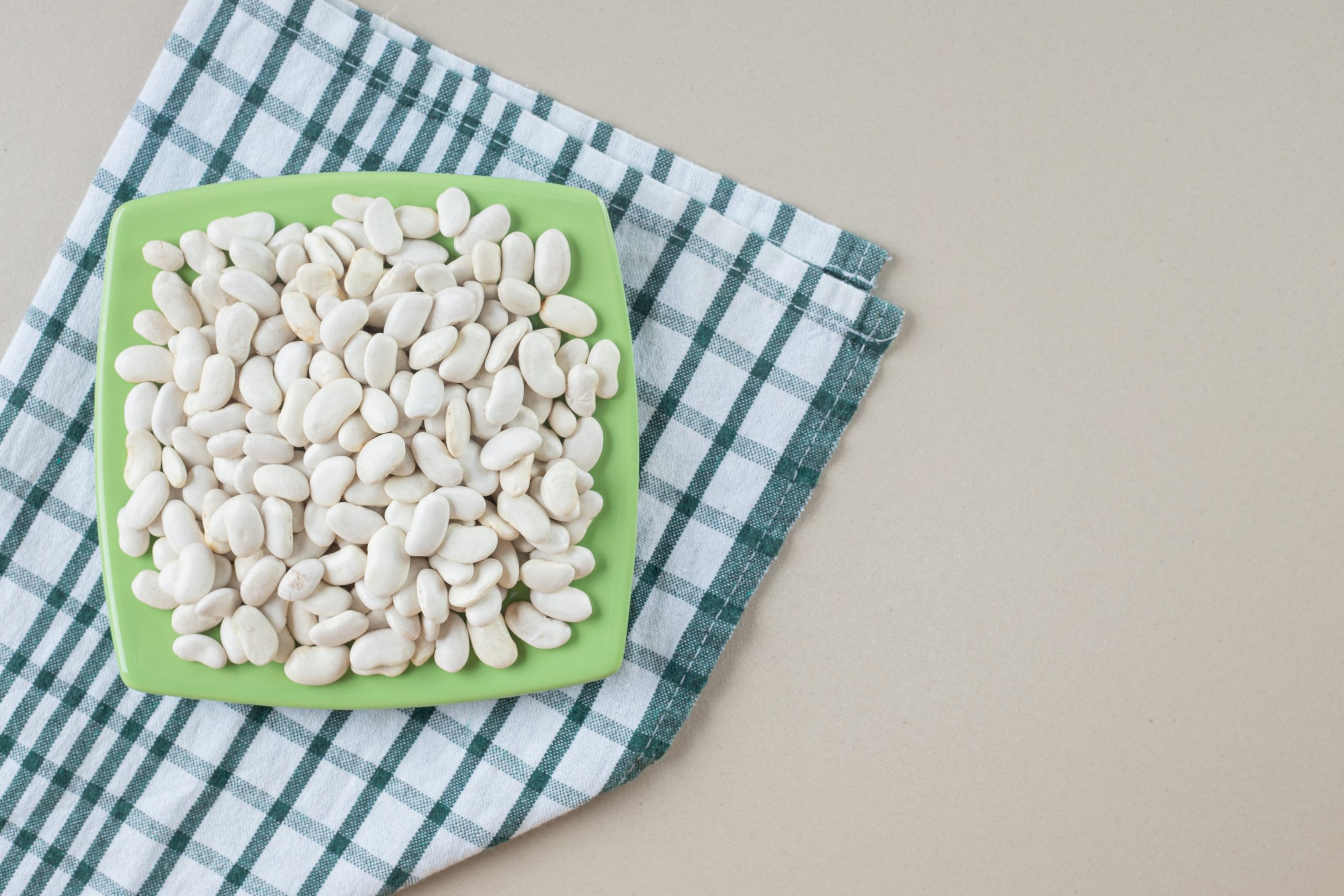 Fasole romaneasca cu carnati afumati si ingrediente naturale ChefSuperFood