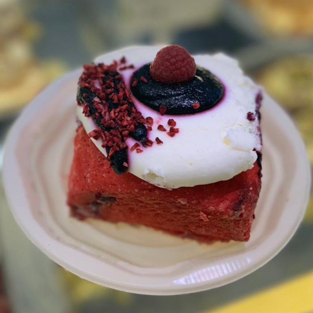 Cinnamon Roll Red Velvet by ChefSuperFood de la Chefsuperfood Cinnamon Roll Clasic (cu scortisoara) by ChefSuperFood