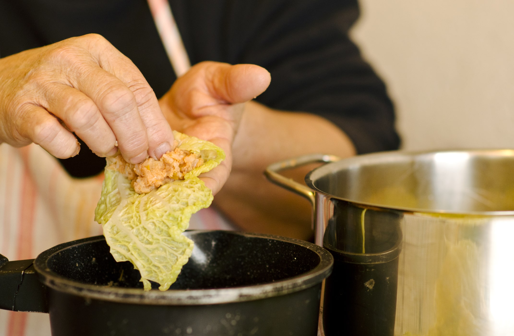 Cum pregatim sarmalele traditionale cu varza murata si carne proaspata