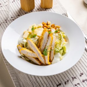 Salata Caesar cu pui crocant