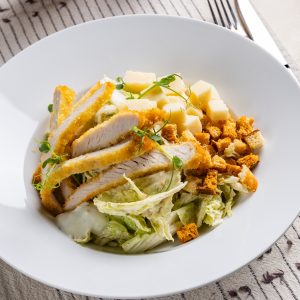 Salata Caesar cu pui crocant
