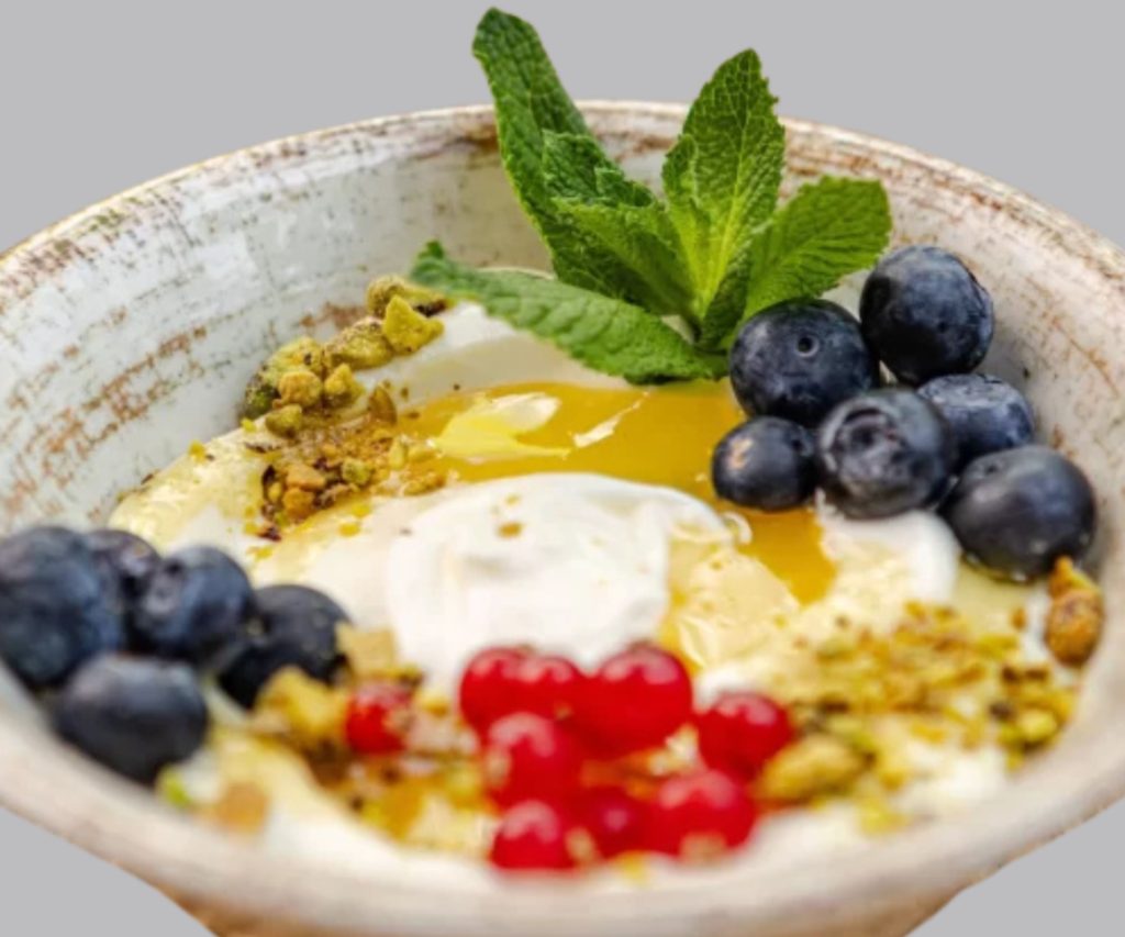 Iaurt grecesc cu fructe – reteta de mic dejun sanatos de la Chefsuperfood Iaurt grecesc cu fructe de padure, miere naturala si fistic crocant