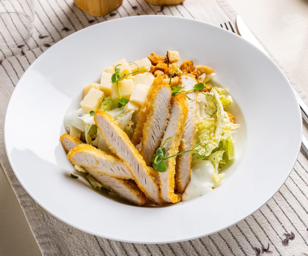 Salata Caesar cu pui crocant, livrare mancare sanatoasa in Bucuresti