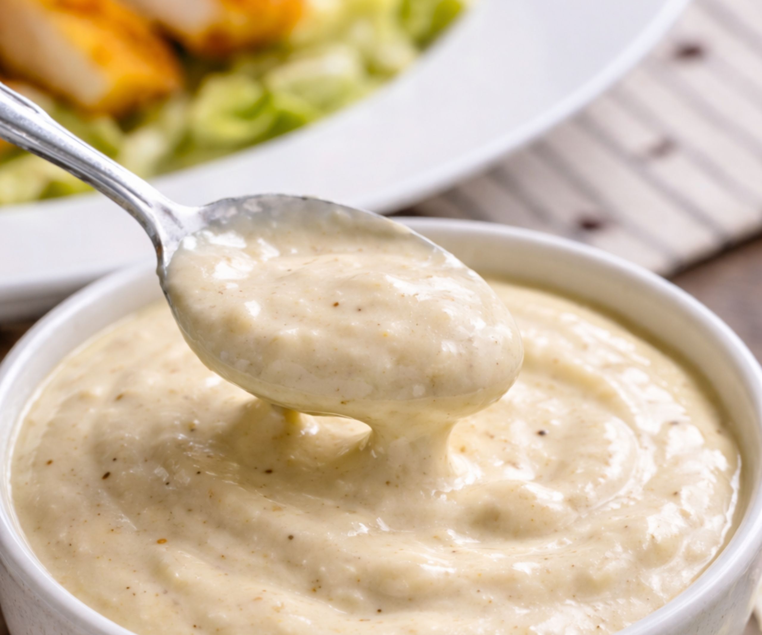 Sos Caesar preparat pentru salata cu pui crocant