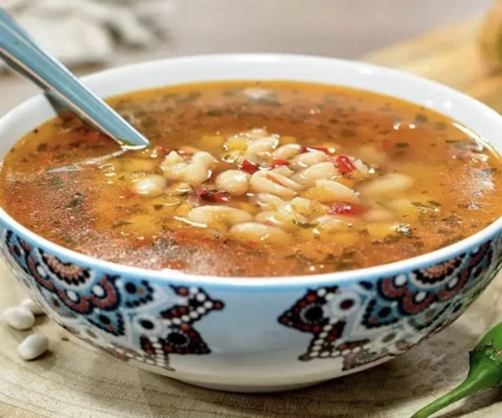 Ciorba de fasole de post traditionala servita cald la ChefSuperFood Bucuresti