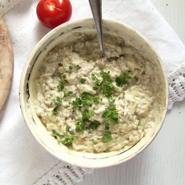 Vinete BIO, ulei de masline si ceapa proaspata pentru salata de vinete ChefSuperFood